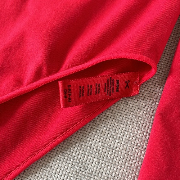 SKIMS Essential Mock Neck Long Sleeve Bodysuit - Picture 5 of 5